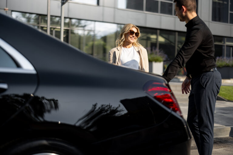 Businesswoman waits while chauffeur packs a suitcase in car trunk, using luxury taxi service during a business trip. Concept of business transfer services, idea of personal driver. SSUCv3H4sIAAAAAAAACpySz27DIAzG75P2DhXnIiVxQsheZdrBgNOi0lAR0mmq+u4j/yp23S3fz7H92ebx/nY4MIWj1ezj8JhV0ta5aYwBo/VDwsVx44EGQyEn9wCiyAHaXJGx0QeLLocKoz4PeKUEh8m5GT+XIBsjxmmkcfayIY2RTqnGCl8lVsOfqz7sgSWYMlKIsWPGxkktbEdr8X9lrh9fr4FPNOifxXA2SCBHuA6yeWQliRI0ADdQA69LbbiksuIgsJUKehJAe2fWKBCmlTUvWtHxuihaLkWvua4aRaoumrKSi6XVB7t8RwrXfG84Geuzld29Rjf/AJlNtDcM+CfvFqy2wykjPp6Xo++VtJ+GGOaRWVV2L8vO+xsqN1+1T51o52ccx5Rhdp611+mV+WvWavBx2dl2AmbS8WdZAkArKkjbaBrRyG5ruz2Ys011Fkd7oaT1xZp8MDs7YF2BQKJuOTZCpyt0gncyXaFtjATZ9VQonRb7/AUAAP//AwBjZHLqGQMAAA==